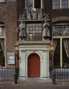 116090 Gezicht op de ingangspartij van het Stadskasteel Oudaen (Oudegracht 99) te Utrecht.